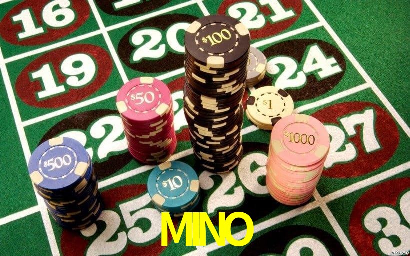 Una escena digital vívida inspirada en casino con MINO mostrado prominentemente, luces brillantes, fichas, cartas y acentos dorados.